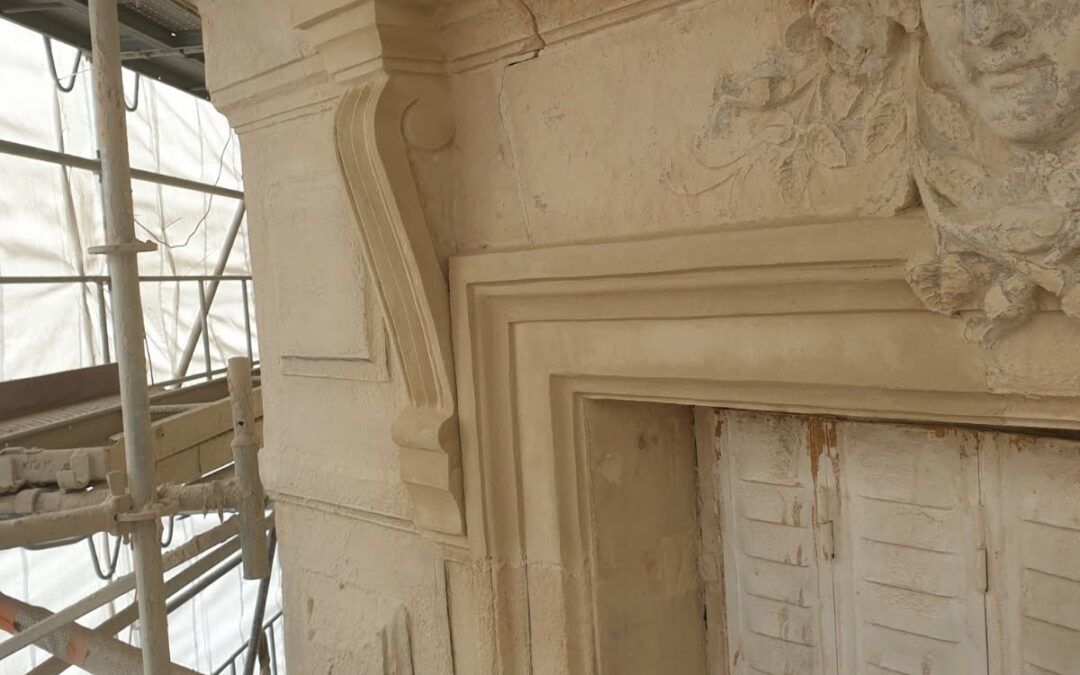 Ravalement de façade + tailleur de pierre rue Marot Paris